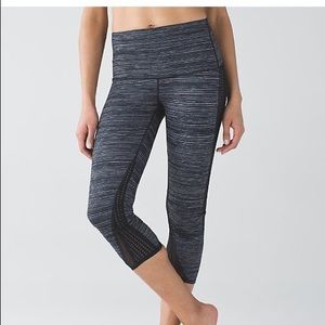 Lululemon Wunder Under Crop - sz 6 (like new)